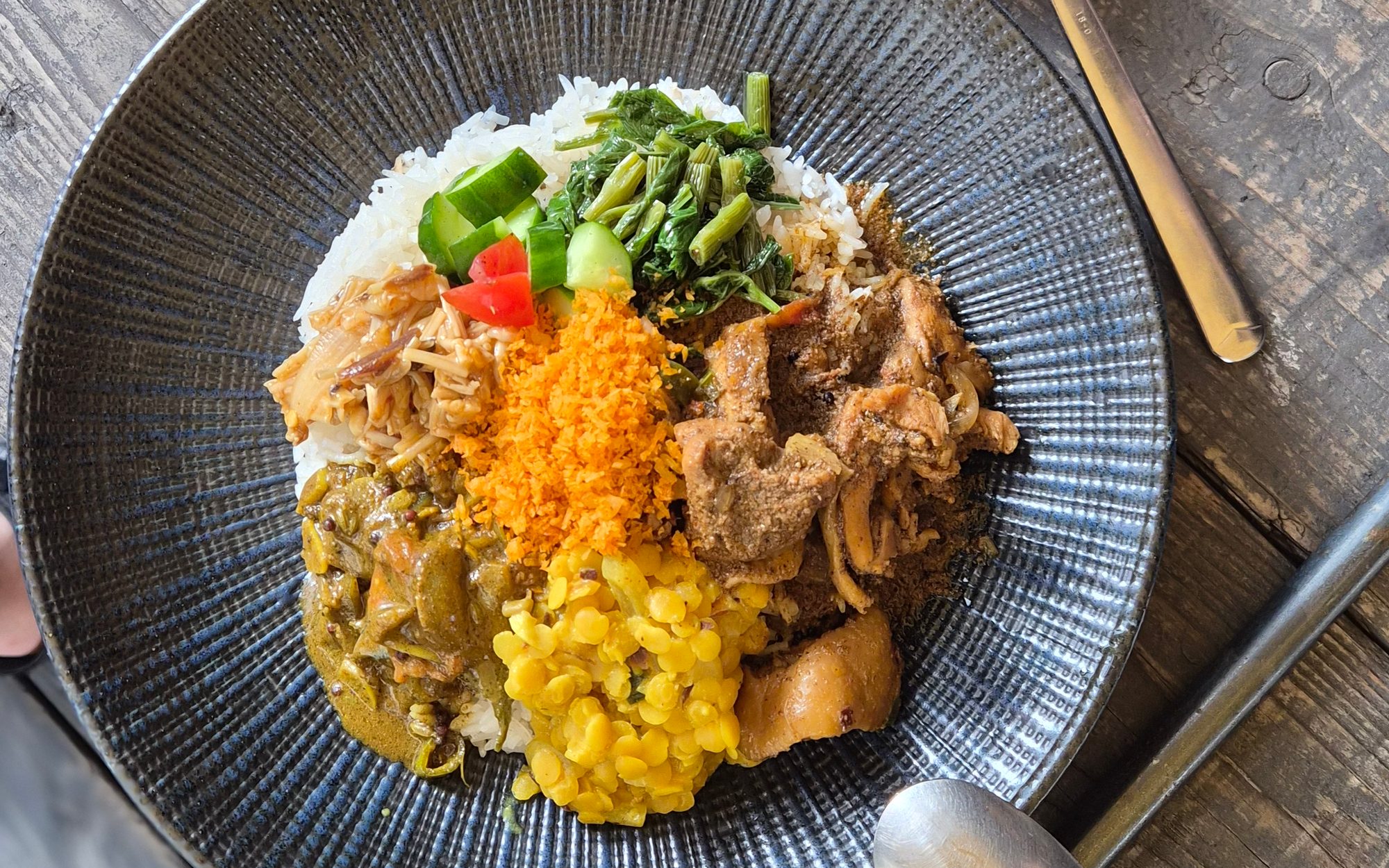木のテーブルに置いたスリランカカレーのプレート