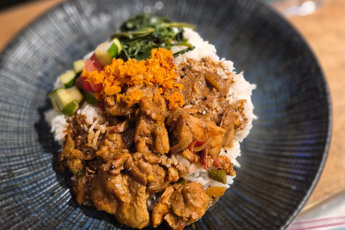 チキンカレーと副菜をのせたスリランカカレープレート